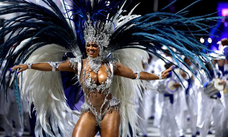 Escuelas de samba de élite desfilan por el Sambódromo | Galería