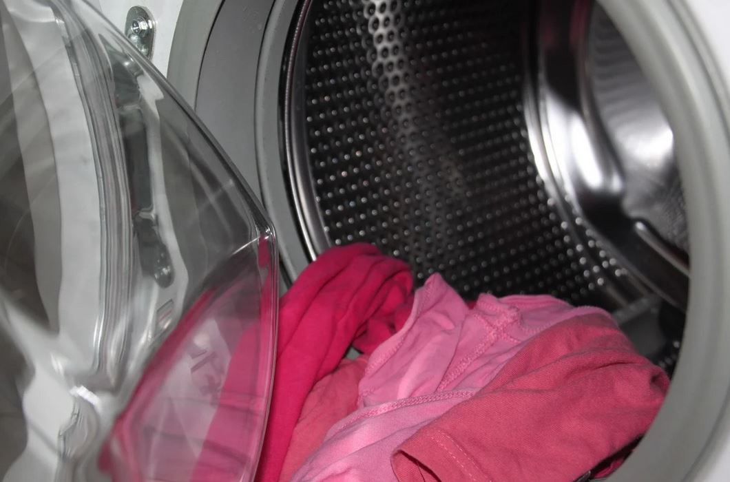 Este es el motivo por el que debes lavar la ropa antes de estrenarla