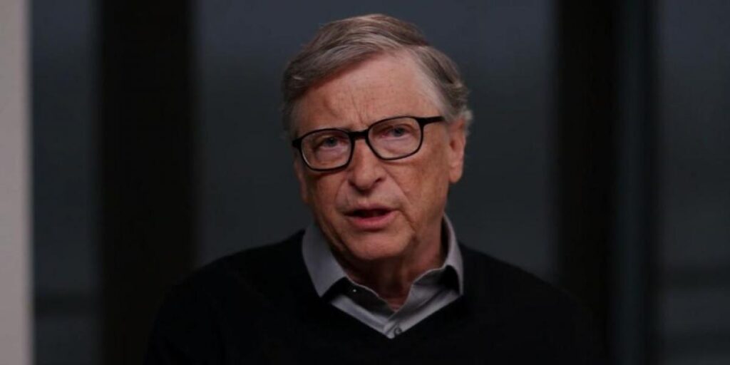 Este es el móvil que Bill Gates utiliza en su día a día: plegable y cuesta casi 2.000 euros
