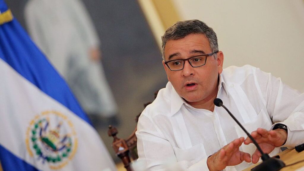Expresidente de El Salvador enfrenta juicio, acusado de lavado de dinero