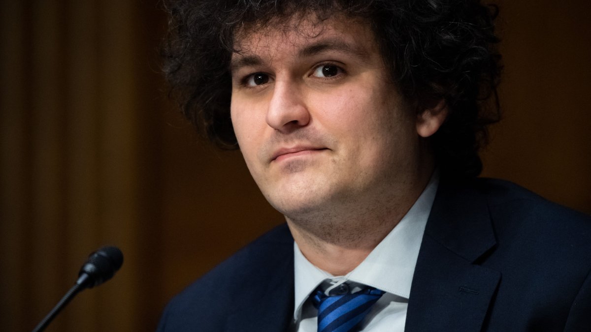 Fundador de FTX, Sam Bankman-Fried, enfrenta cuatro nuevos cargos por robo de dinero de clientes para enriquecerse