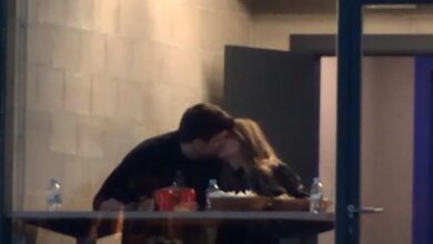 Gerard Piqué y Clara Chía se comen a besos en el palco del Andorra