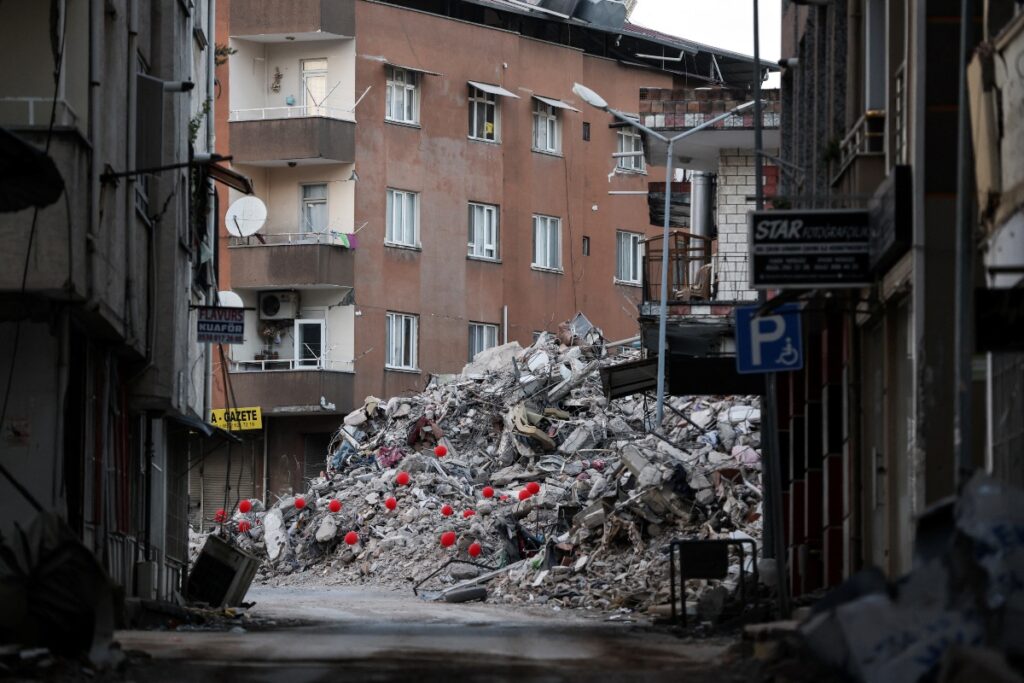Globos rojos en memoria de niños que perdieron la vida por sismos en Turquía