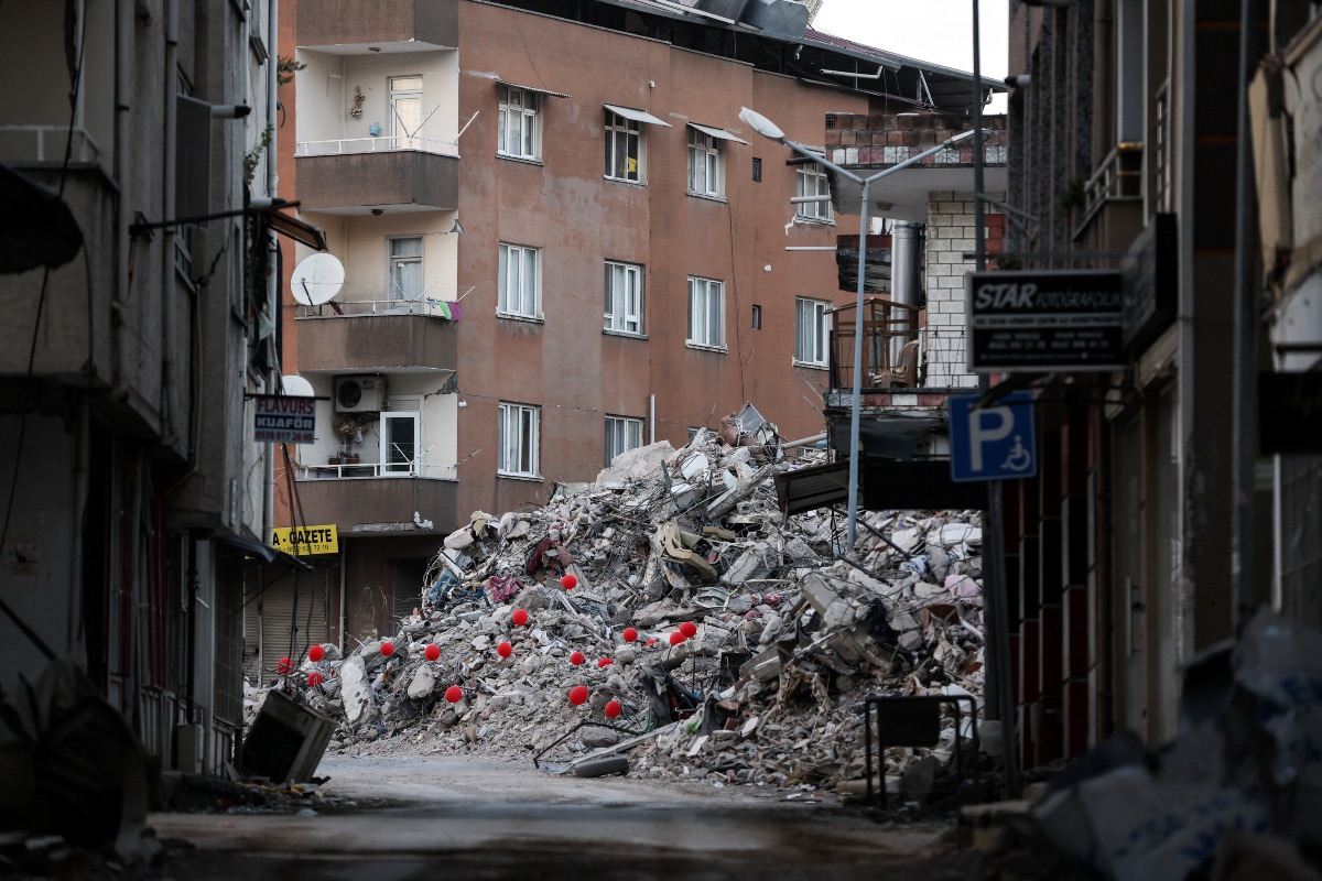 Globos rojos en memoria de niños que perdieron la vida por sismos en Turquía