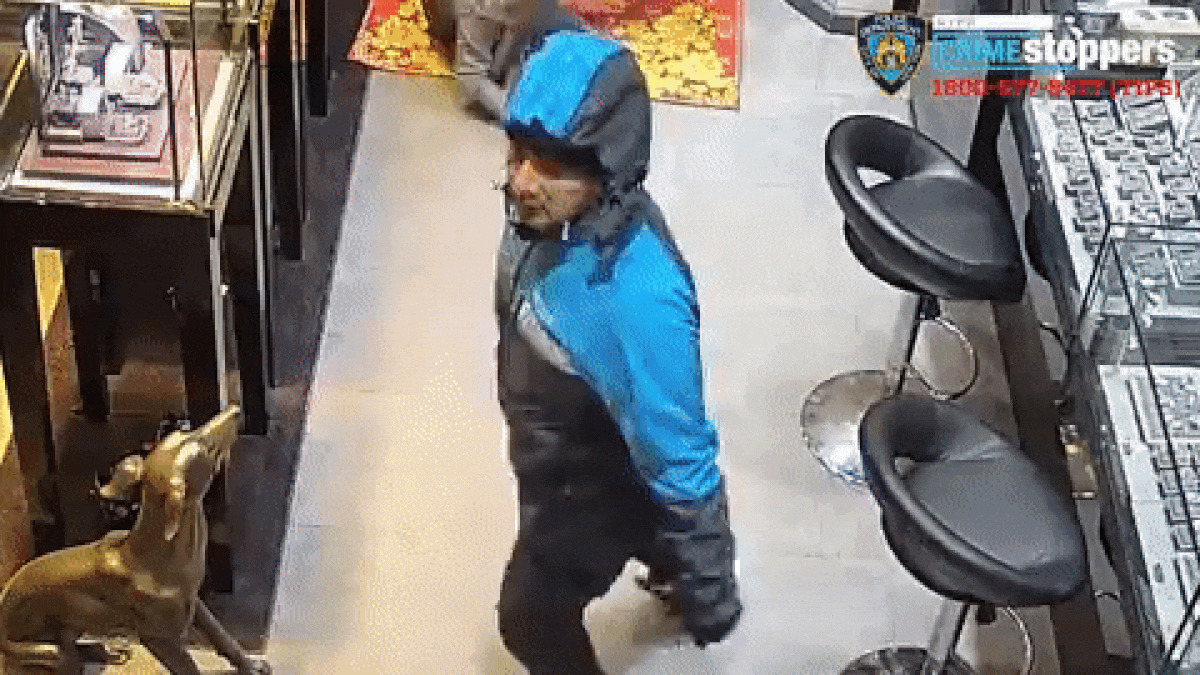 Golpean a mujer y roban joyas en atraco en Nueva York