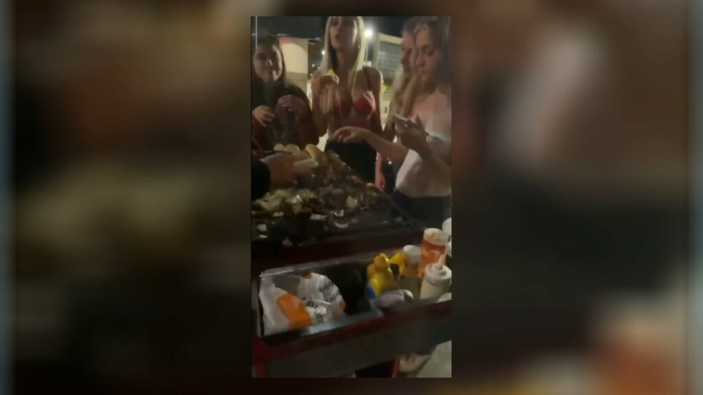 Graban en video a jóvenes acosando a un vendedor ambulante en San Diego