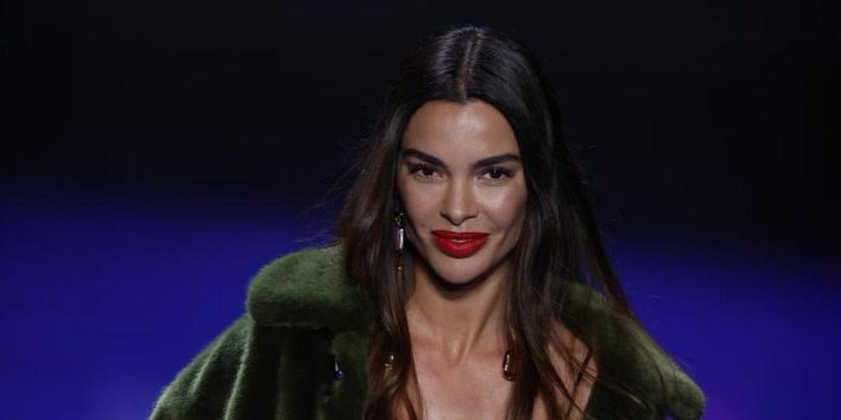 Gran ovación a Joana Sanz en su reaparición: así ha desfilado en la pasarela Cibeles