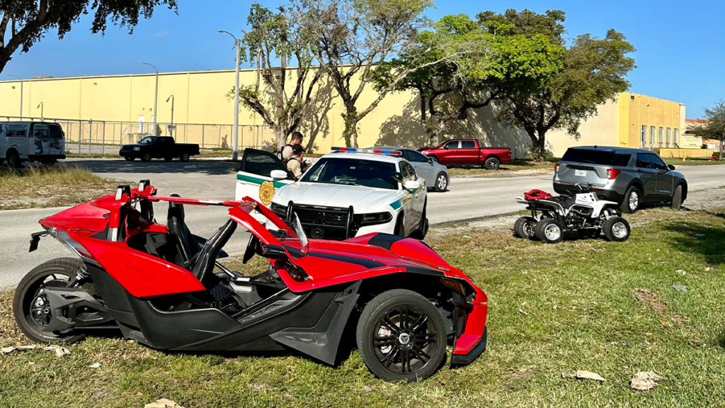 Grupos de motociclistas realizan peligrosas maniobras en el sur de la Florida
