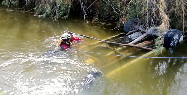 Hallan con 14 cuerpos dentro de una camioneta; uno es de un menor, auto estaba en cauce de un río