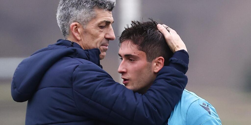 Imanol da cariño a los 'potrillos'