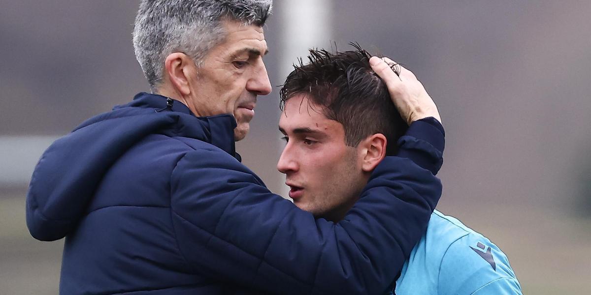 Imanol da cariño a los 'potrillos'