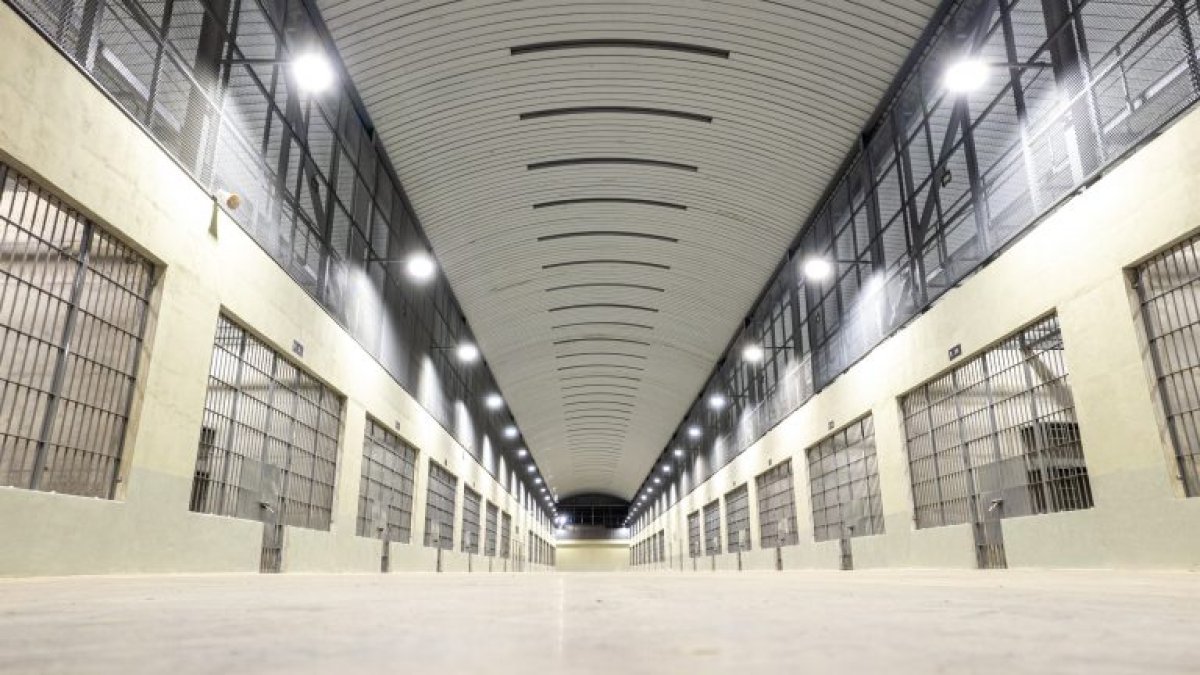 Inauguran la cárcel más grande de América Latina como parte de la “guerra contra pandillas”