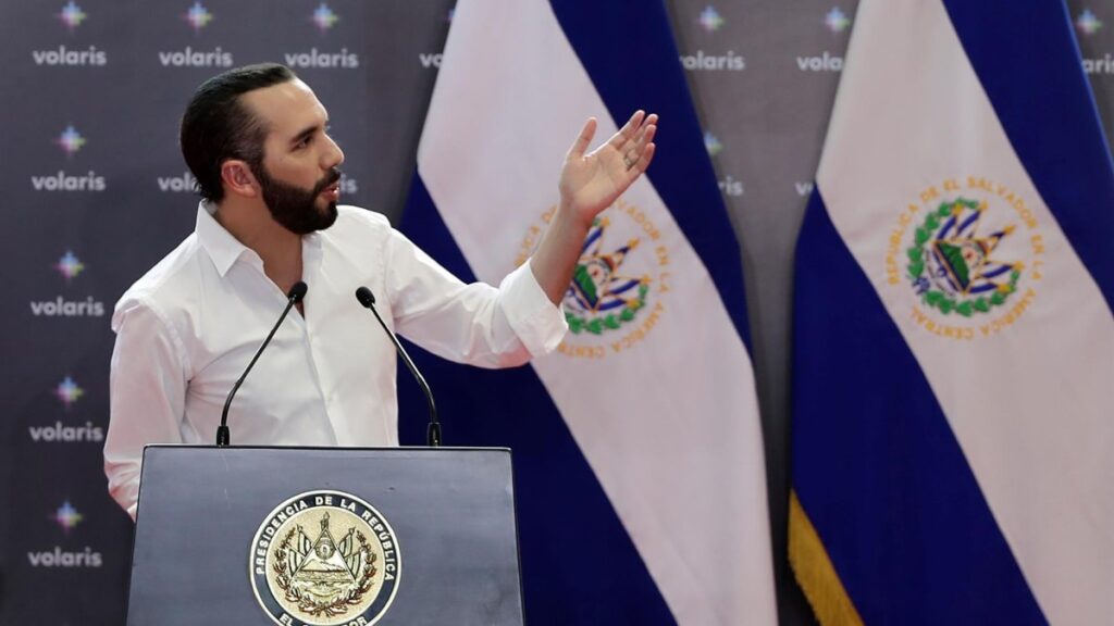 Ingresan los primeros 2,000 supuestos pandilleros a megacárcel en El Salvador; en total serán 40,000