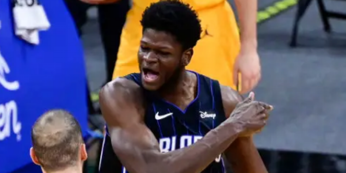 Intercambio de 'liantes': Mo Bamba llega a los Lakers por Beverley
