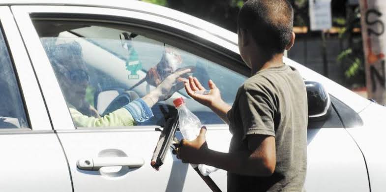 Investiga DIF explotación infantil: un mayor explotaba a un niño en crucero de Querétaro