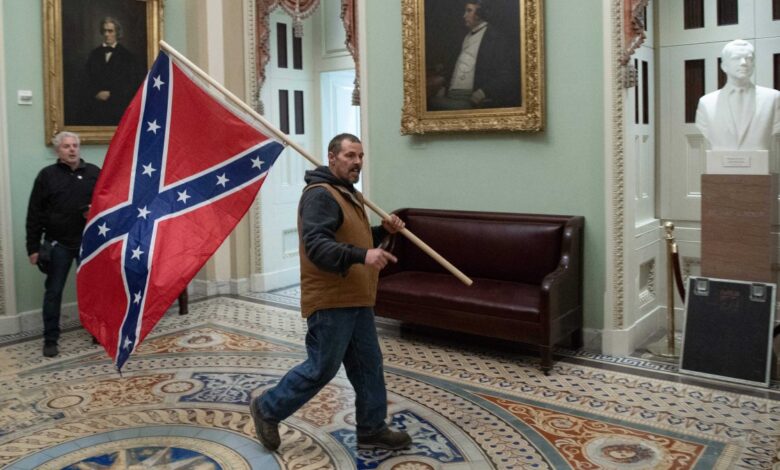 Irá a prisión por usar bandera confederada contra policía