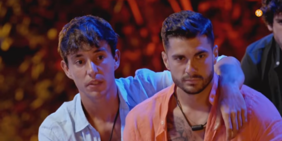 Javi pide a Mario dormir en la misma cama de 'Solos': "Déjame tocarte"