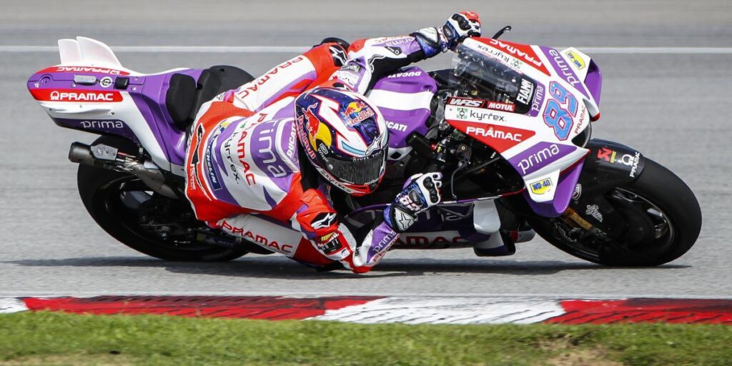Jorge Martín lidera en una segunda jornada pasada por agua