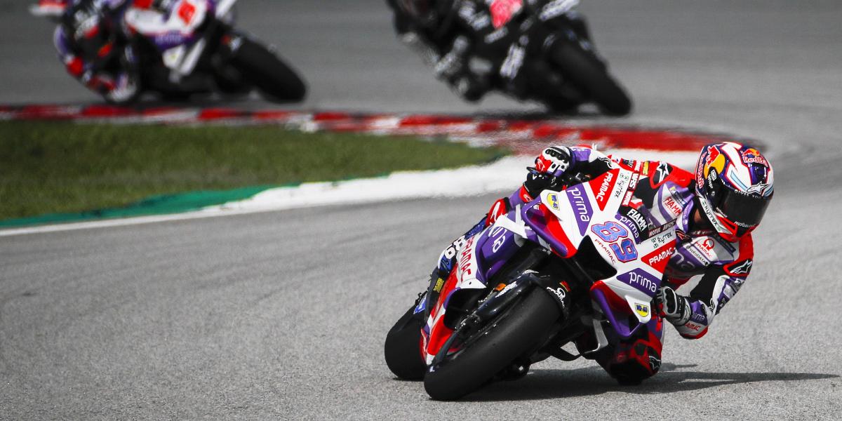 Jorge Martín vuelve a liderar a mitad de la segunda jornada