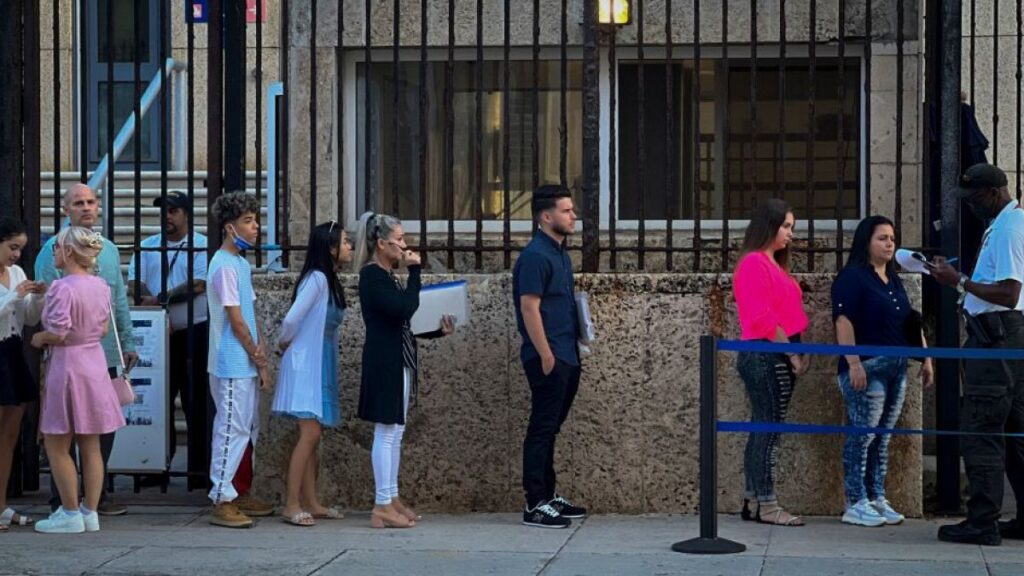 Juez rechaza congelar de inmediato programa de parole humanitario para ciertos migrantes