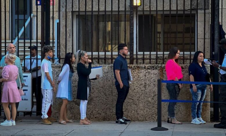 Juez rechaza congelar de inmediato programa de parole humanitario para ciertos migrantes