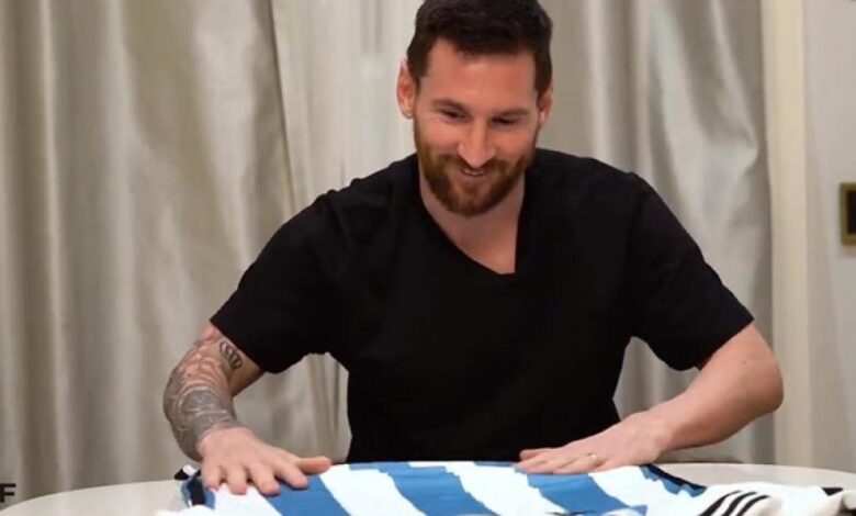 La emoción de Messi al ver por primera vez la zamarra argentina con las tres estrellas