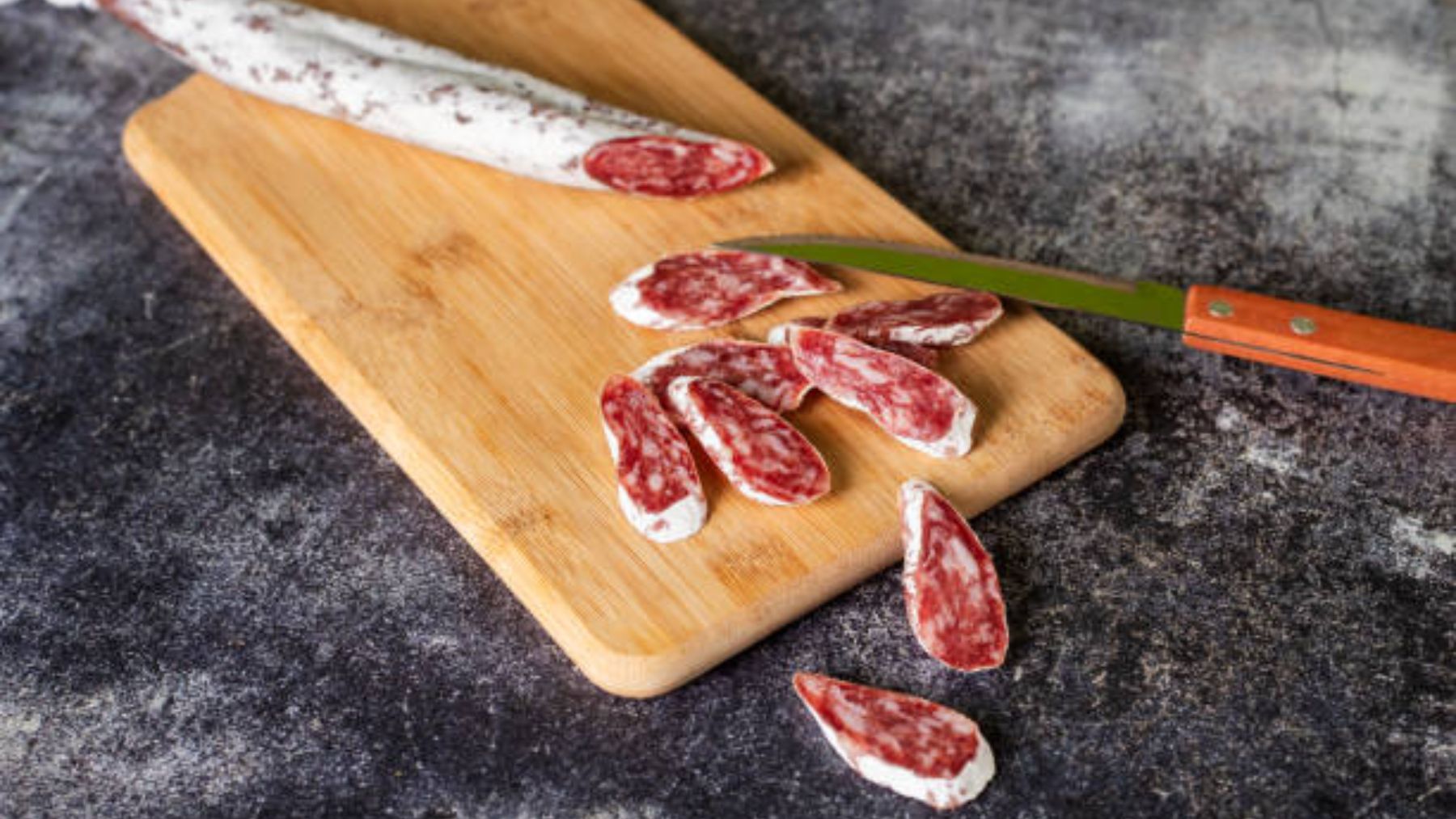 La gran diferencia entre cortar el fuet recto o al bies