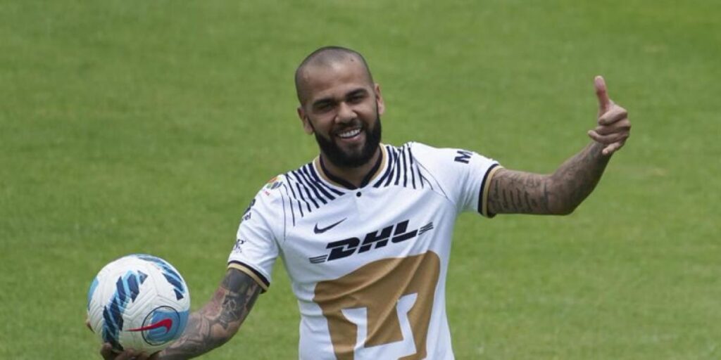 La millonaria indemnización que Pumas reclama a Alves por tener que despedirle