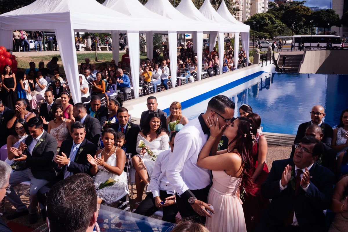 La moda de las bodas comunitarias en Caracas: un sí quiero junto a una multitud