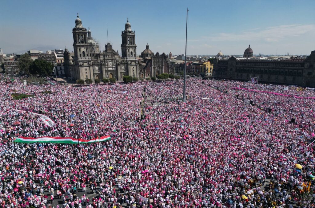 La oposición llena el Zócalo para protestar contra la reforma electoral de López Obrador