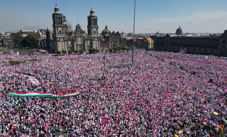 La oposición llena el Zócalo para protestar contra la reforma electoral de López Obrador