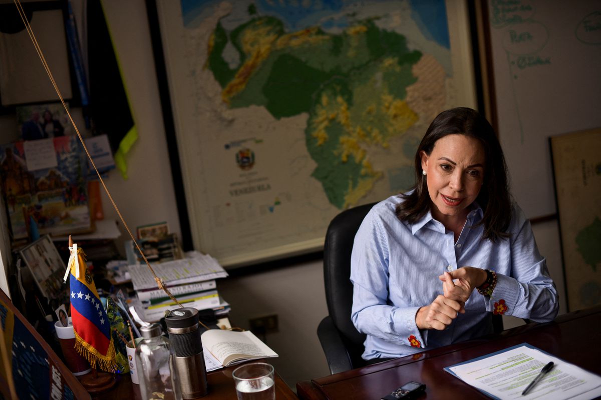 La radical María Corina Machado o el comediante Rausseo lideran el comienzo de la carrera por las primarias opositoras en Venezuela