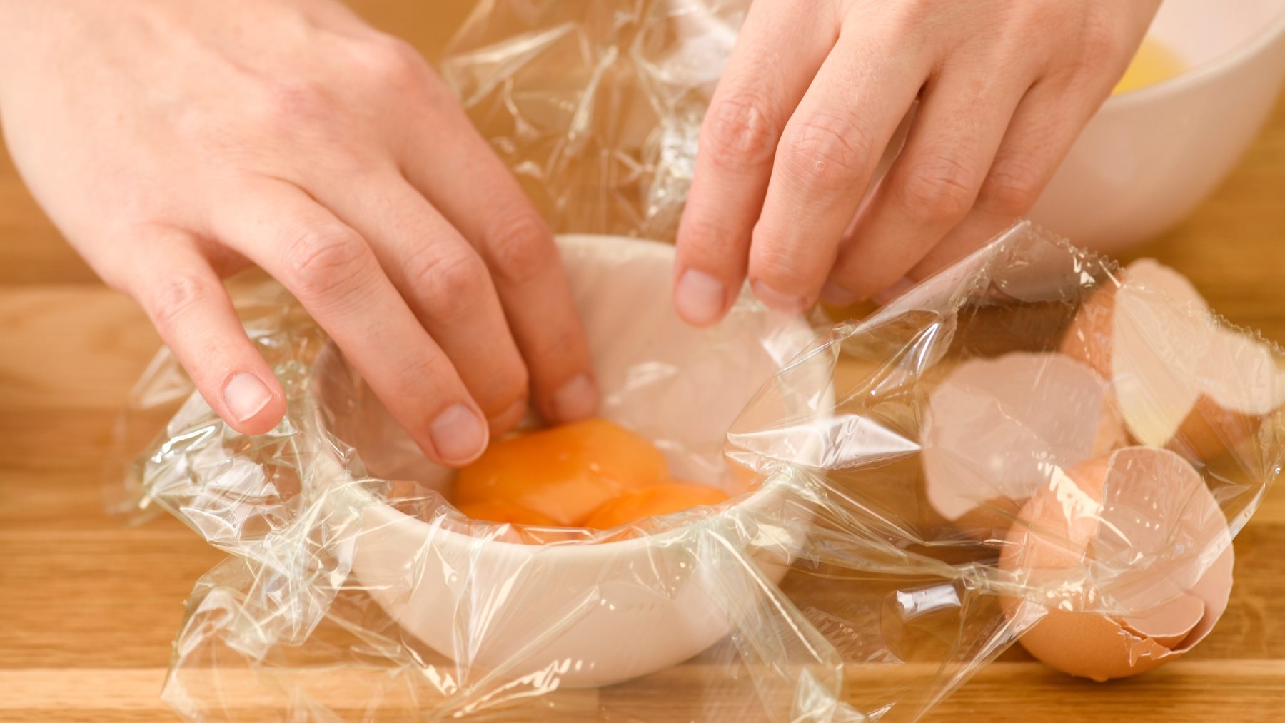 La razón por la que debes meter el papel film en tu nevera