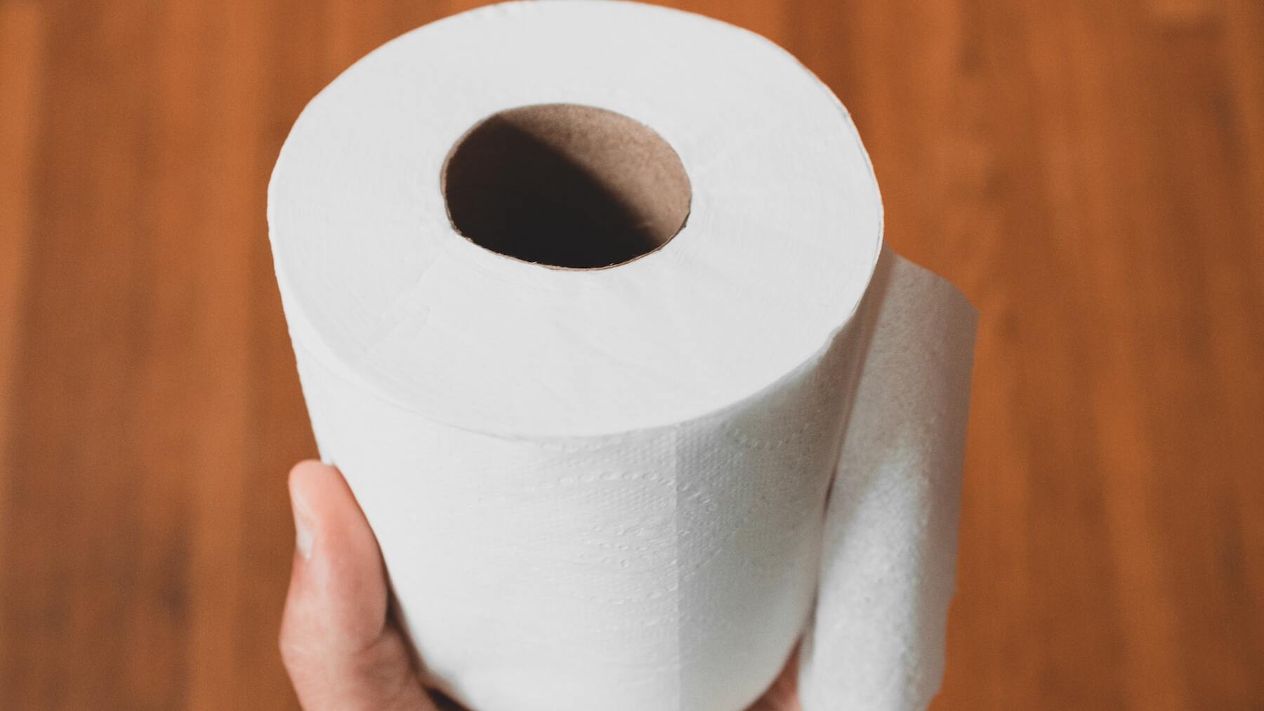 La razón por la que tienes que meter un rollo de papel higiénico en la nevera