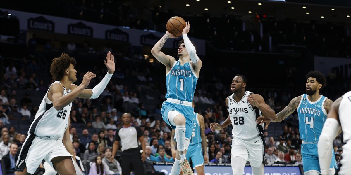 LaMelo Ball reclama su sitio entre los mejores con una jugada de 'hechizo'