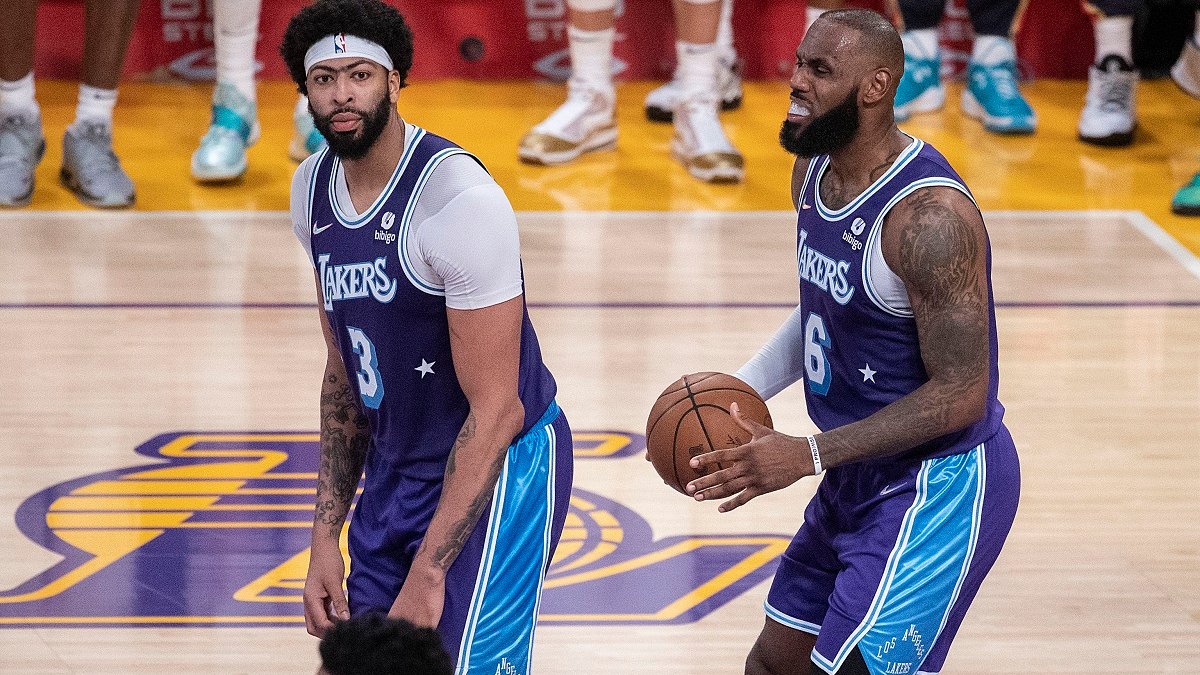 Lakers remontan 27 puntos para vencer 108-111 a los Mavericks