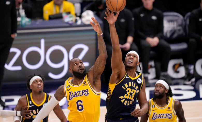 Lakers superan a Indiana mientras LeBron James recorta distancia para su récord