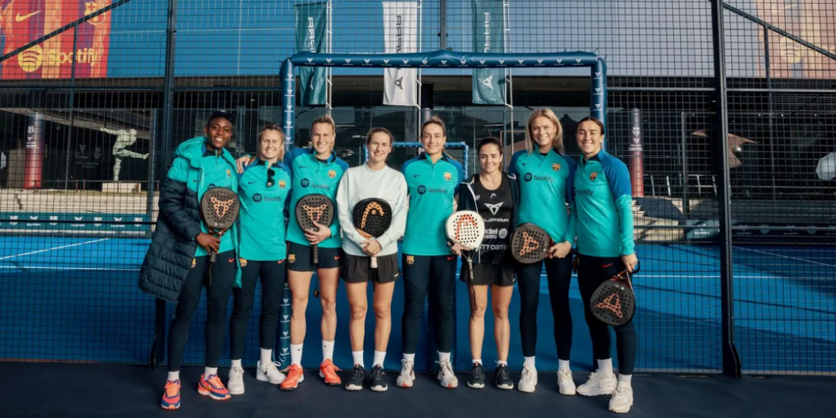 Las jugadoras del Barça cambian el fútbol por el pádel con CUPRA