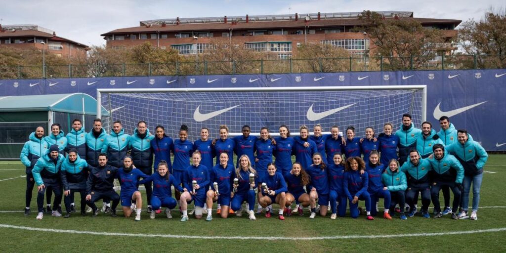 Las premiadas del Barça en los The Best comparten sus trofeos con la plantilla