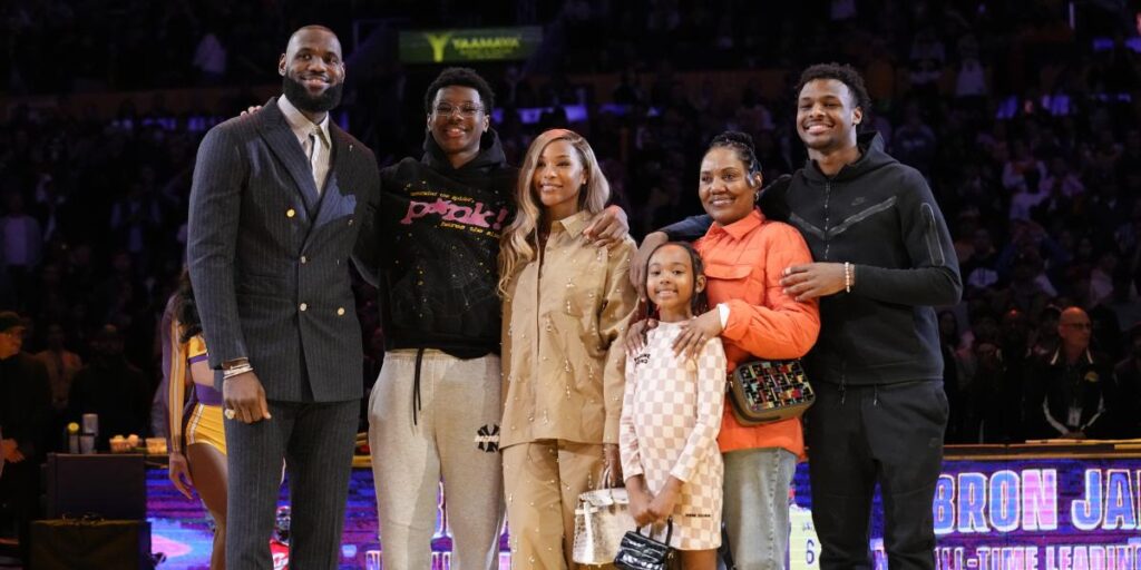 LeBron James recibe otro homenaje en L.A.: "Mi familia es mi quinteto inicial"