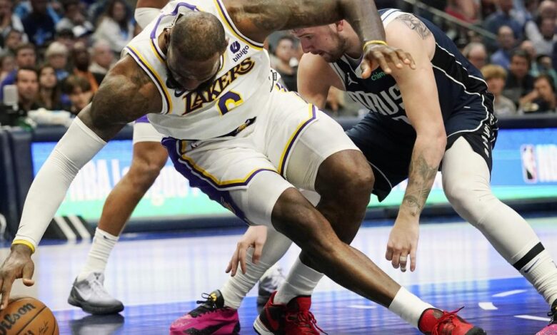 LeBron se retira cojeando y preocupa a los Lakers