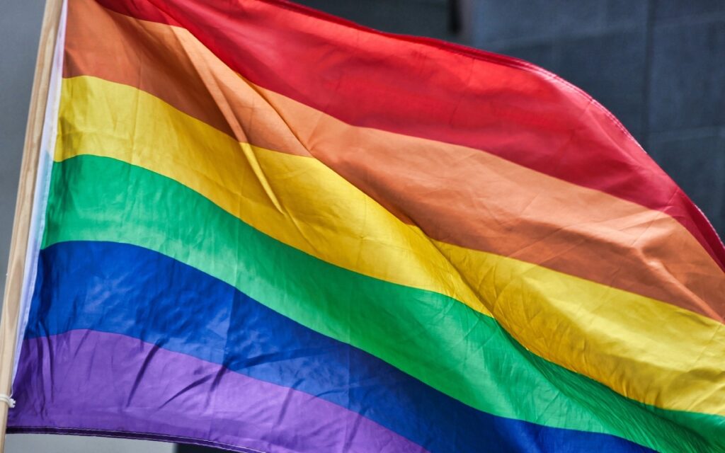 Lesbianas y bisexuales sufren ataques y discriminación: HRW