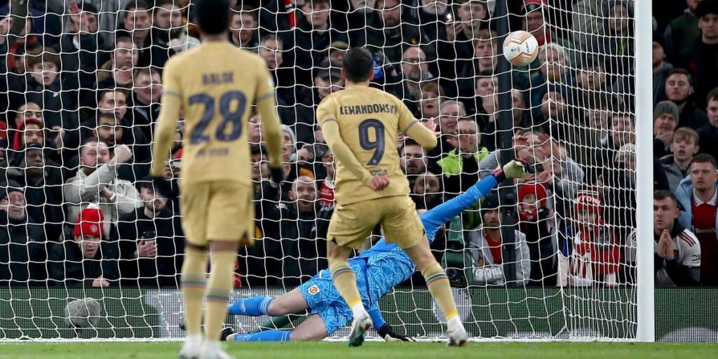 Lewandowski adelanta al Barça de penalti