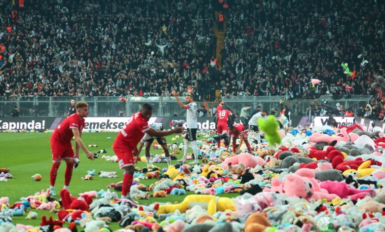 Llueven peluches en partido de futbol para niños de Turquía