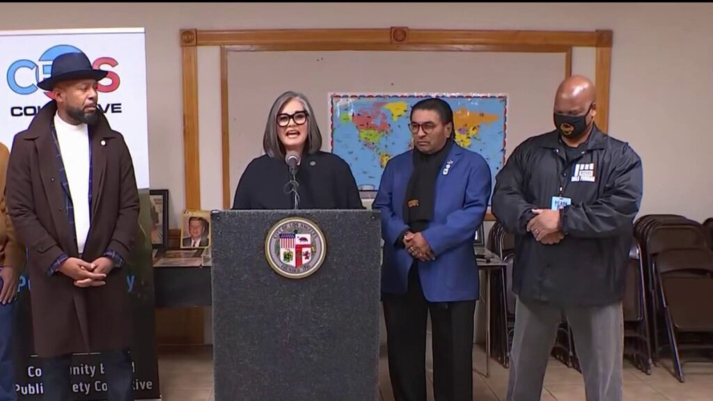 Los Ángeles lanza programa para capacitar a trabajadores de intervención comunitaria