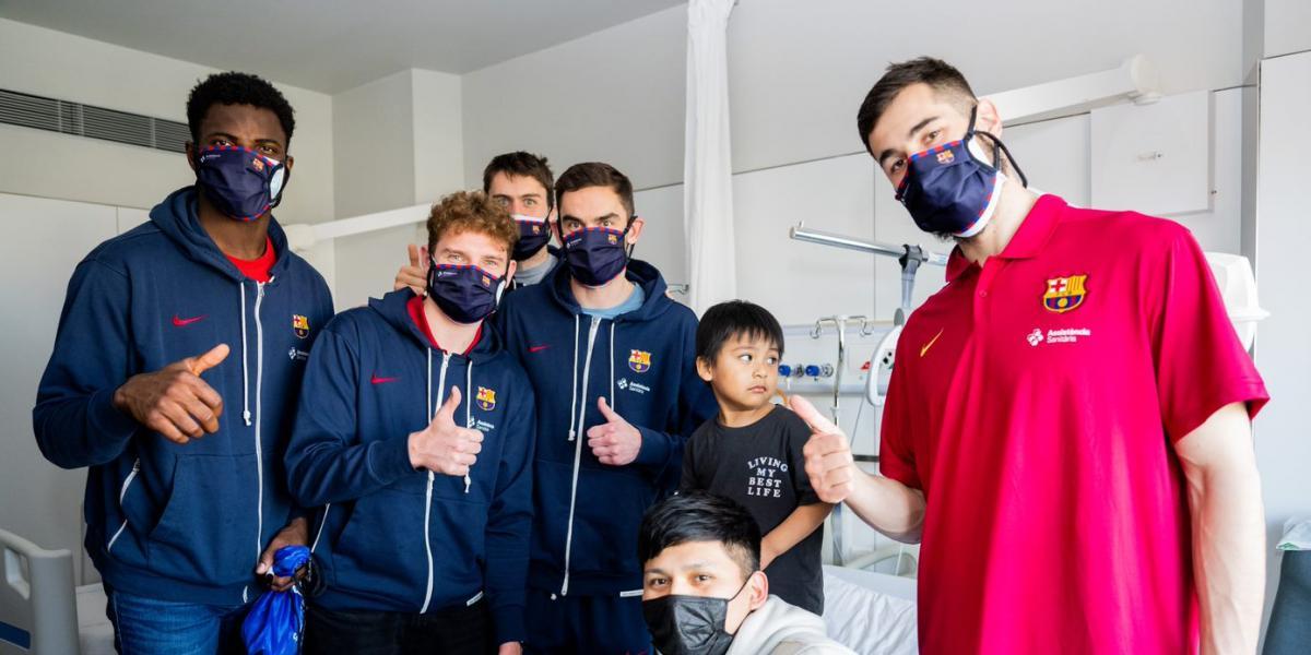 Los cracks del Barça visitan a los niños del Hospital de Sant Pau