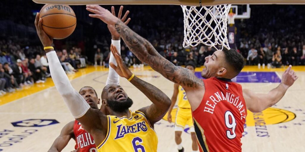 Los nuevos Lakers se estrenan con victoria y destellos de 'showtime'