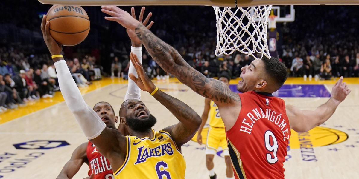 Los nuevos Lakers se estrenan con victoria y destellos de 'showtime'