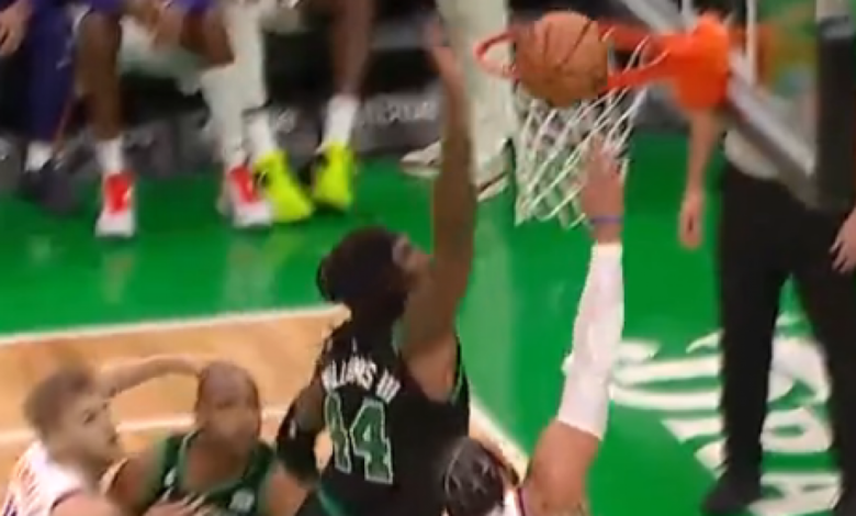 Los tapones de Robert Williams III, un peligro para los espectadores