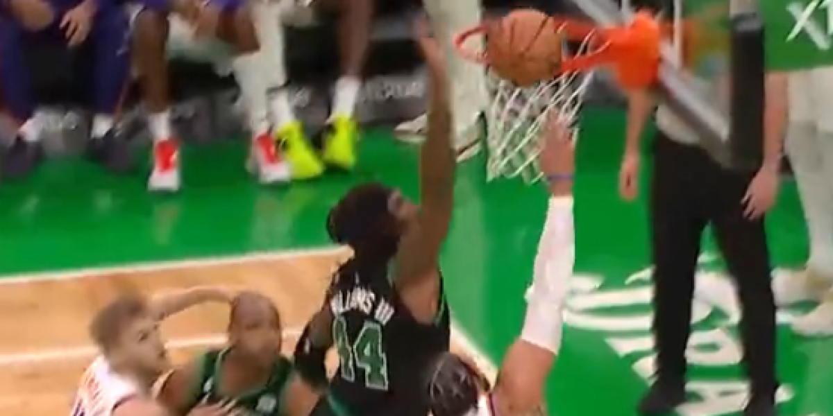 Los tapones de Robert Williams III, un peligro para los espectadores